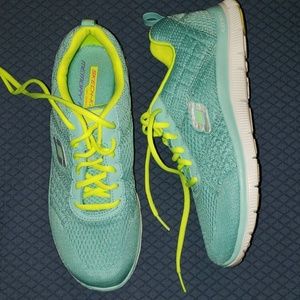 💕24 hour Flash Sale! Skech knit size 8